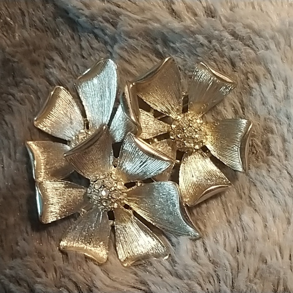 Vintage silver flower rhinestone brooch pin